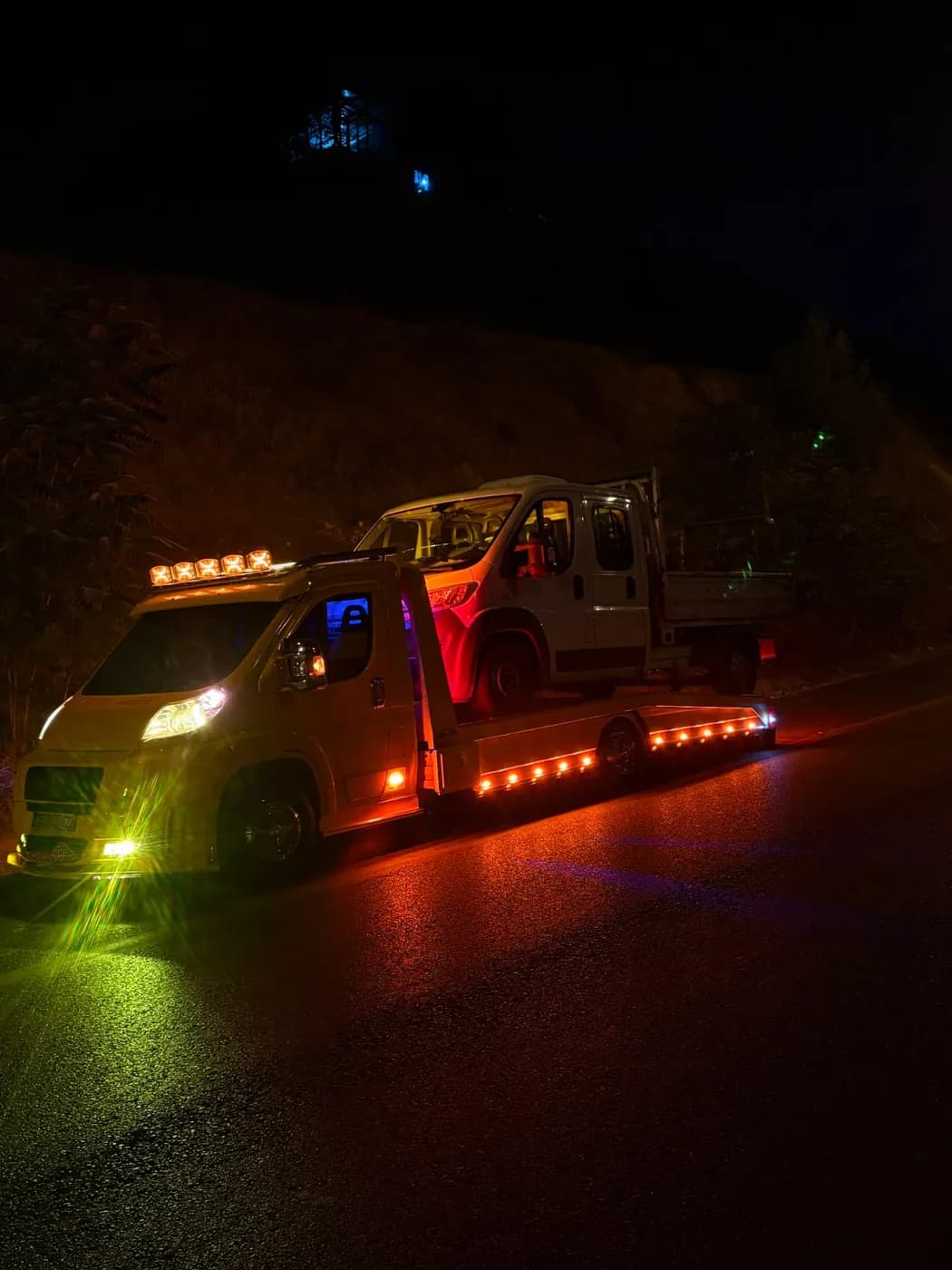 Gece yol kenarında uyarı lambaları açık sarı çekici