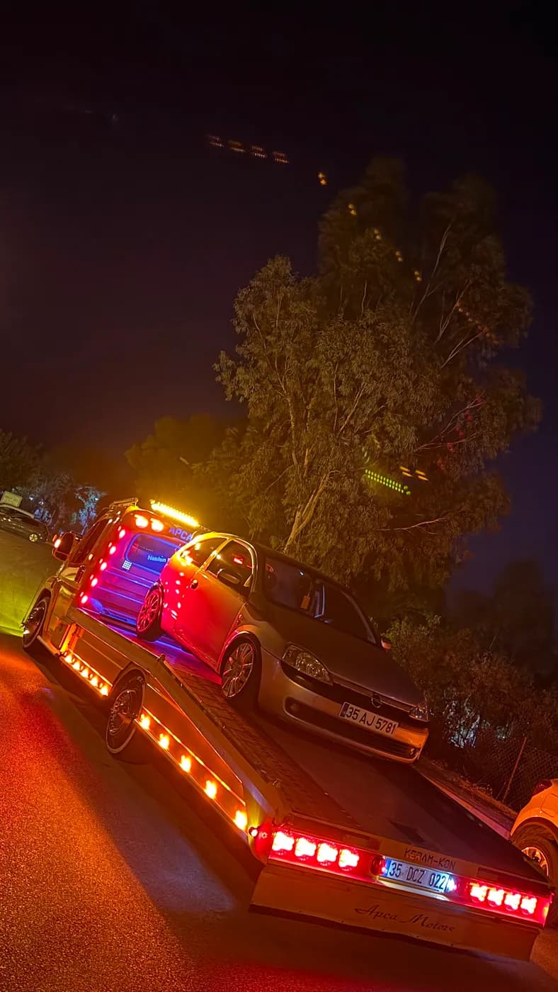 Gece uyarı lambaları açık çekici üzerindeki SUV