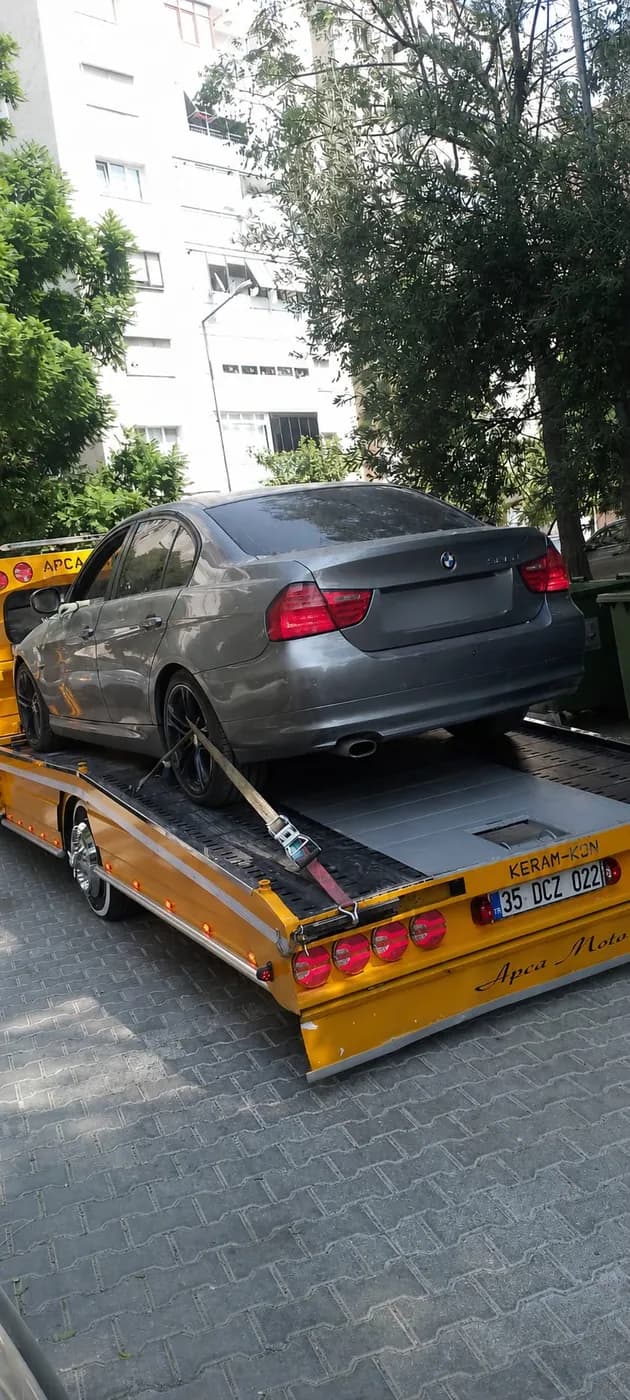 Platform çekici üzerine yüklenmiş gri otomobil