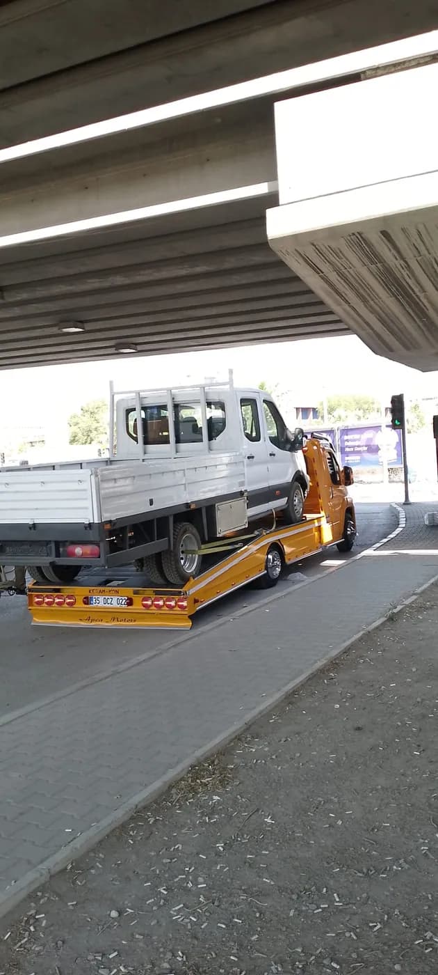 Kapalı geçiş alanından taşınan beyaz kamyonet