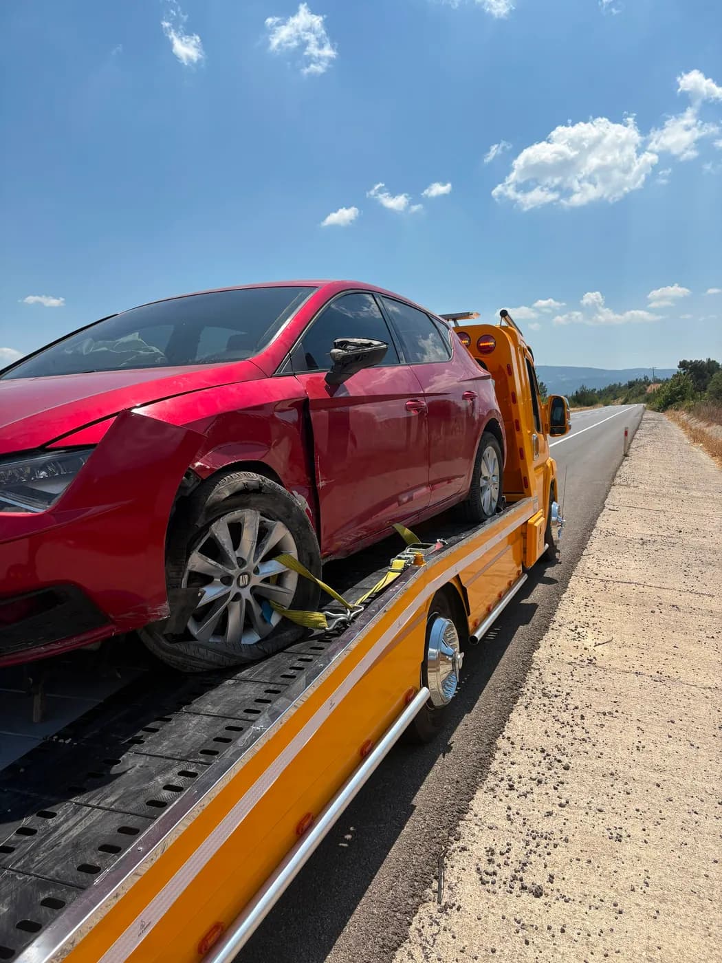 Kırmızı otomobilin sarı platform üzerindeki yakın görünümü