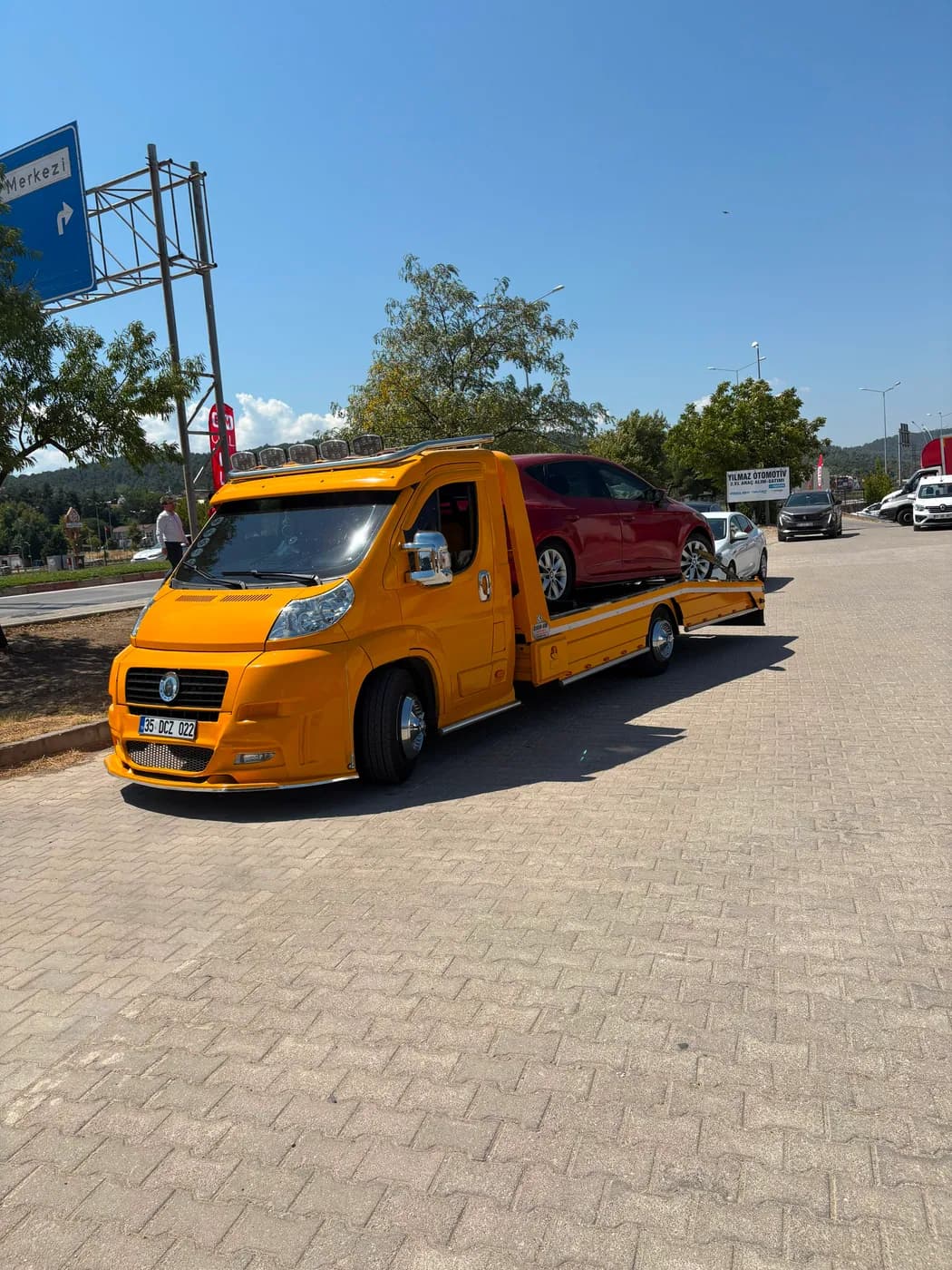 Sarı Reis çekicisi üzerinde kırmızı otomobil